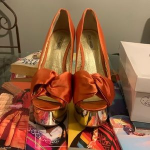 Steve Madden Size 9.5 Orange Silk gold bottoms Slide